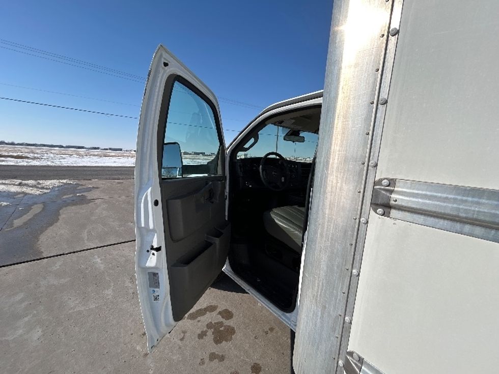 Light Duty Box Truck-Light and Medium Duty Trucks-GMC-2021-Savana G33903-Wichita-KS-106,280\n\t\tmiles-$ 28,750 - Image 16