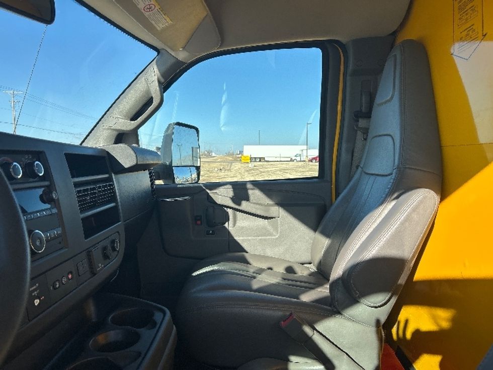 Light Duty Box Truck-Light and Medium Duty Trucks-GMC-2021-Savana G33903-Wichita-KS-94,362\n\t\tmiles-$ 27,000 - Image 17