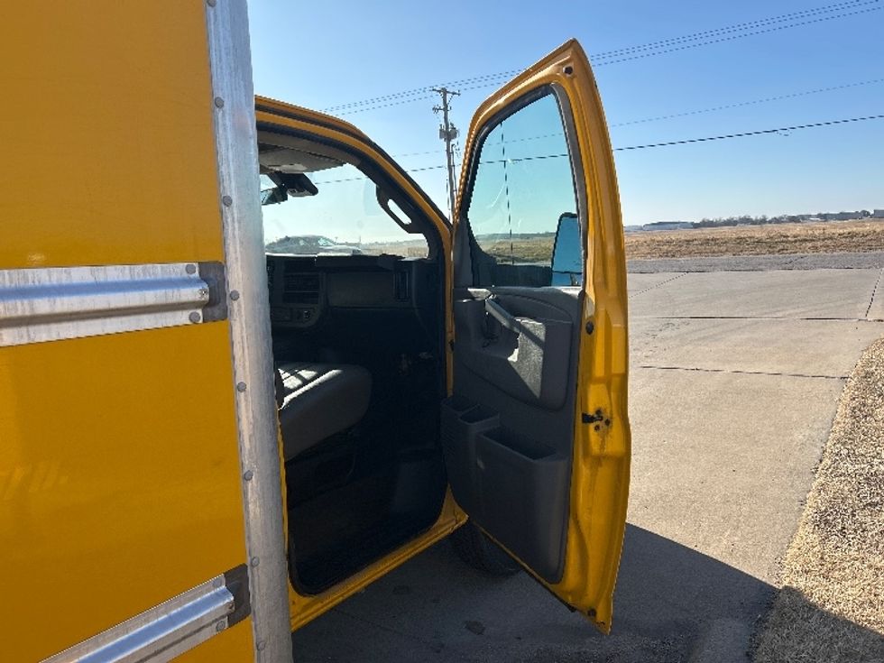 Light Duty Box Truck-Light and Medium Duty Trucks-GMC-2021-Savana G33903-Wichita-KS-94,362\n\t\tmiles-$ 27,000 - Image 18