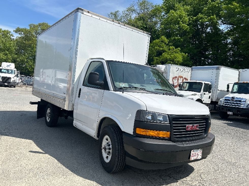 Light Duty Box Truck-Light and Medium Duty Trucks-GMC-2022-G33503-Braintree-MA-116,031\n\t\tmiles-$ 27,500 - Image 1