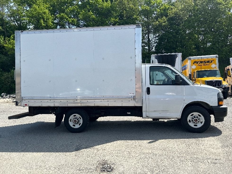 Light Duty Box Truck-Light and Medium Duty Trucks-GMC-2022-G33503-Braintree-MA-116,031\n\t\tmiles-$ 27,500 - Image 15