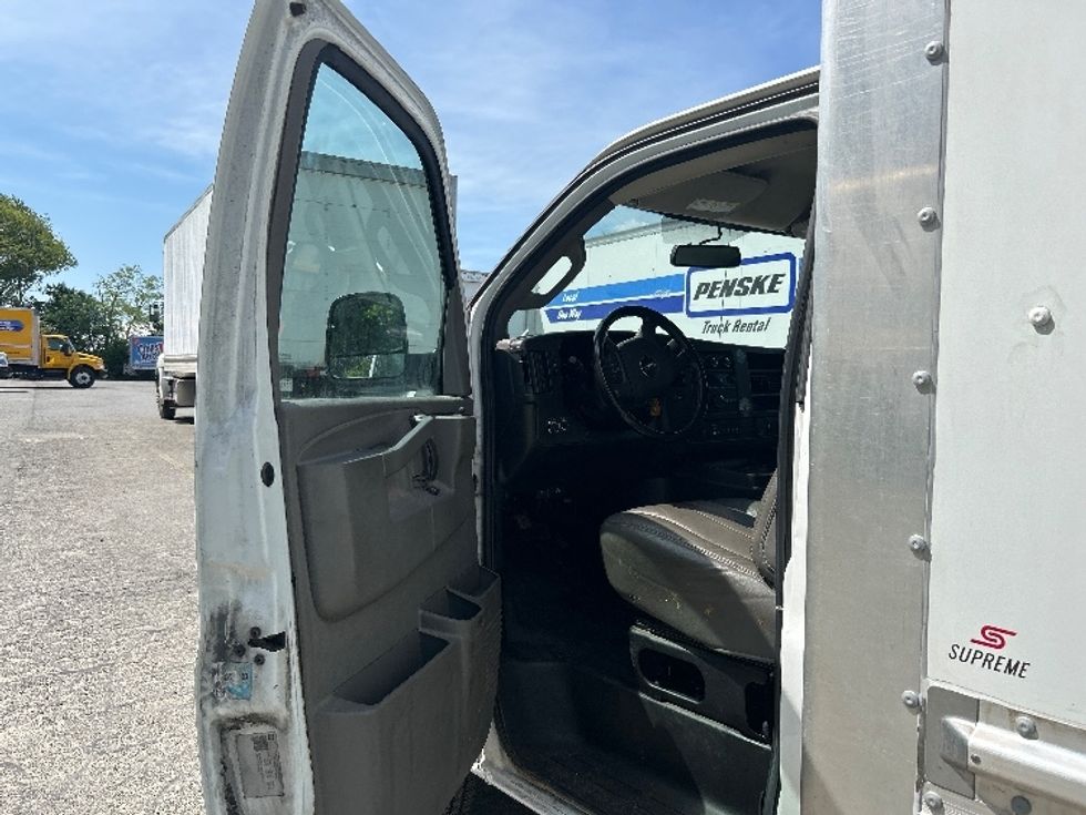 Light Duty Box Truck-Light and Medium Duty Trucks-GMC-2022-G33503-Braintree-MA-116,031\n\t\tmiles-$ 27,500 - Image 16