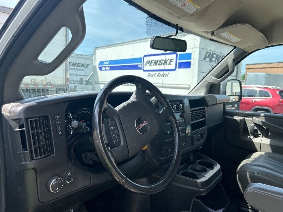 Light Duty Box Truck-Light and Medium Duty Trucks-GMC-2022-G33503-Braintree-MA-116,031\n\t\tmiles-$ 27,500 - Image 17