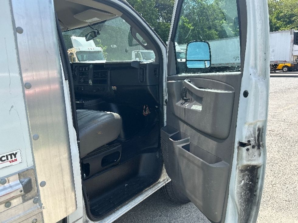 Light Duty Box Truck-Light and Medium Duty Trucks-GMC-2022-G33503-Braintree-MA-116,031\n\t\tmiles-$ 27,500 - Image 20