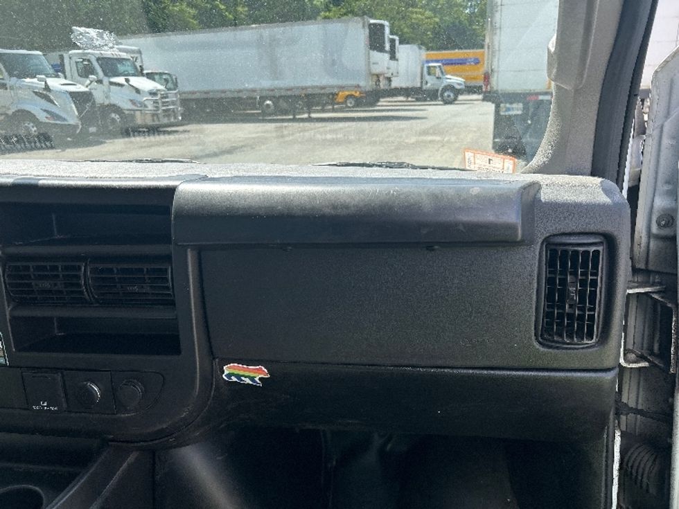 Light Duty Box Truck-Light and Medium Duty Trucks-GMC-2022-G33503-Braintree-MA-116,031\n\t\tmiles-$ 27,500 - Image 21