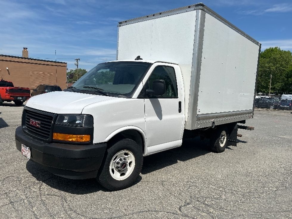 Light Duty Box Truck-Light and Medium Duty Trucks-GMC-2022-G33503-Braintree-MA-116,031\n\t\tmiles-$ 27,500 - Image 3