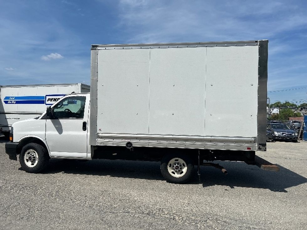 Light Duty Box Truck-Light and Medium Duty Trucks-GMC-2022-G33503-Braintree-MA-116,031\n\t\tmiles-$ 27,500 - Image 4