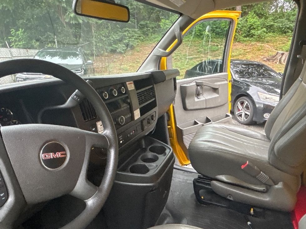 Light Duty Box Truck-Light and Medium Duty Trucks-GMC-2022-Savana G33503-Alexandria-VA-105,017\n\t\tmiles-$ 26,000 - Image 19