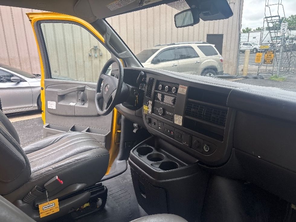 Light Duty Box Truck-Light and Medium Duty Trucks-GMC-2022-Savana G33503-Alexandria-VA-105,017\n\t\tmiles-$ 26,000 - Image 22
