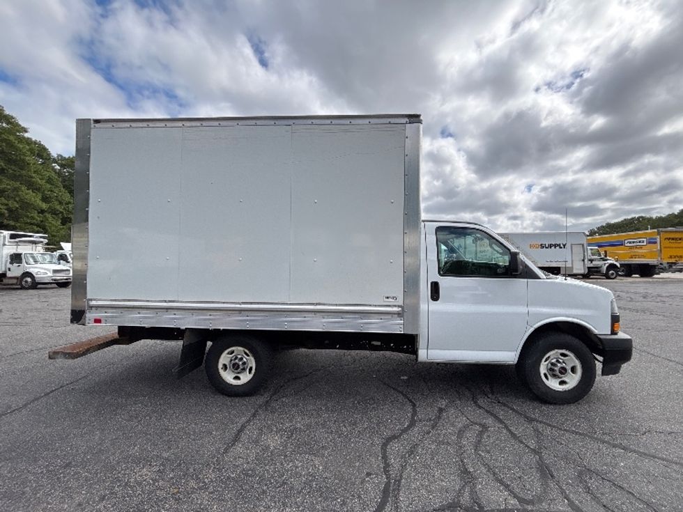 Light Duty Box Truck-Light and Medium Duty Trucks-GMC-2022-Savana G33503-Braintree-MA-116,964\n\t\tmiles-$ 27,000 - Image 14