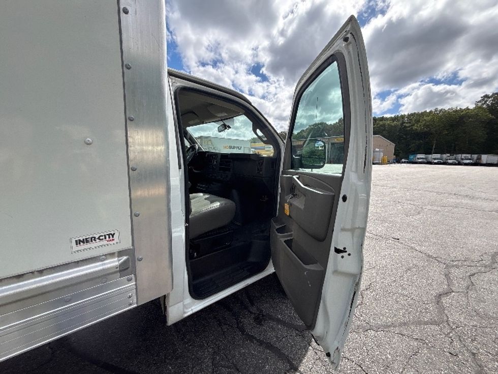 Light Duty Box Truck-Light and Medium Duty Trucks-GMC-2022-Savana G33503-Braintree-MA-116,964\n\t\tmiles-$ 27,000 - Image 19