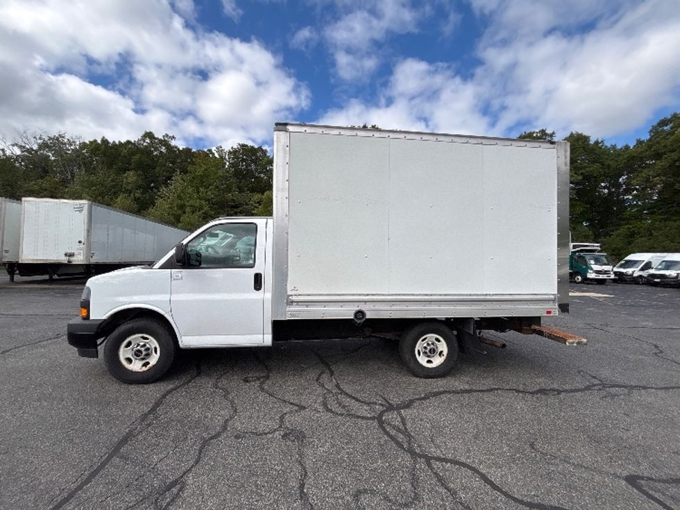 Light Duty Box Truck-Light and Medium Duty Trucks-GMC-2022-Savana G33503-Braintree-MA-116,964\n\t\tmiles-$ 27,000 - Image 4