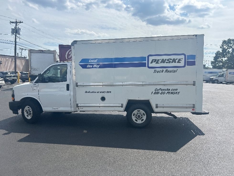 Light Duty Box Truck-Light and Medium Duty Trucks-GMC-2022-Savana G33503-Braintree-MA-131,636\n\t\tmiles-$ 23,750 - Image 4
