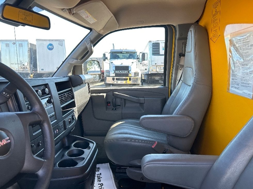 Light Duty Box Truck-Light and Medium Duty Trucks-GMC-2022-Savana G33503-Capitol Heights-MD-101,309\n\t\tmiles-$ 26,500 - Image 18