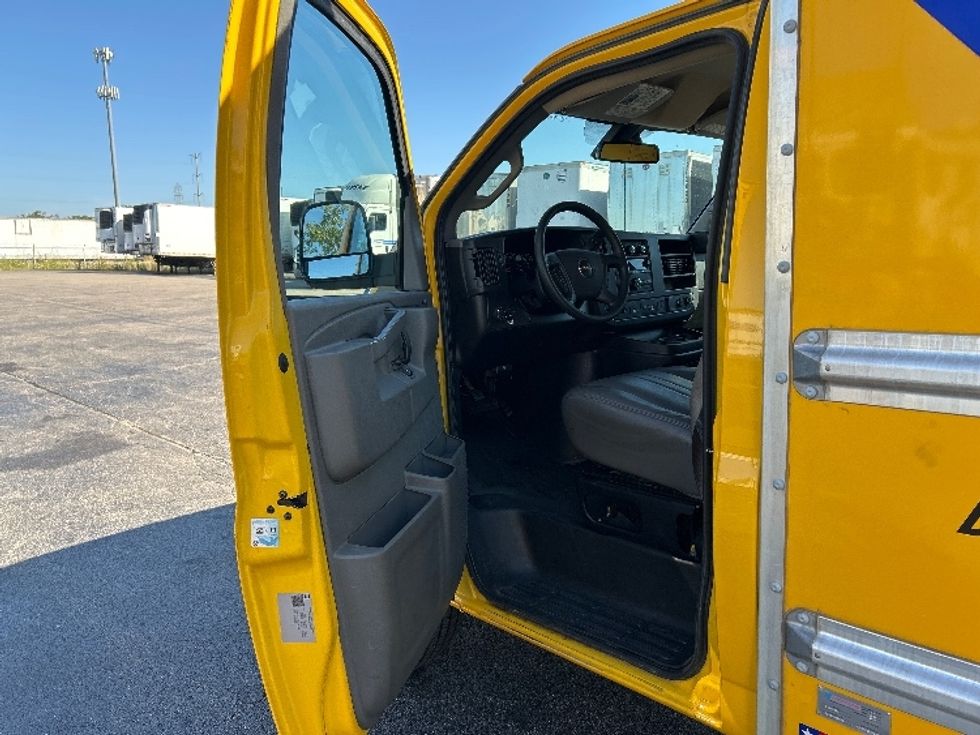 Light Duty Box Truck-Light and Medium Duty Trucks-GMC-2022-Savana G33503-Capitol Heights-MD-101,309\n\t\tmiles-$ 26,500 - Image 15