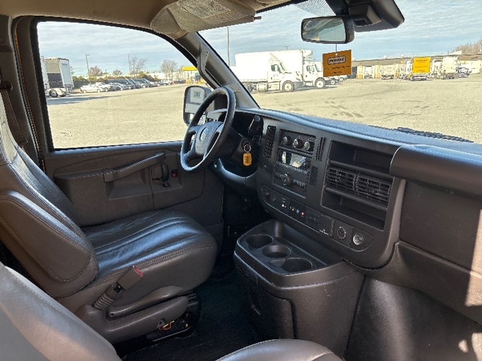 Light Duty Box Truck-Light and Medium Duty Trucks-GMC-2022-Savana G33503-Fort Myers-FL-126,655\n\t\tmiles-$ 25,000 - Image 21