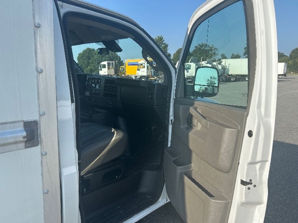 Light Duty Box Truck-Light and Medium Duty Trucks-GMC-2022-Savana G33503-Lagrange-GA-166,055\n\t\tmiles-$ 18,000 - Image 20