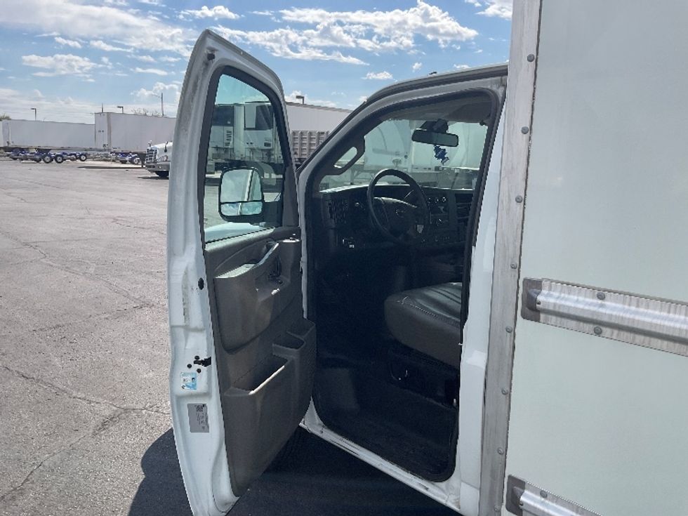 Light Duty Box Truck-Light and Medium Duty Trucks-GMC-2022-Savana G33503-Phoenix-AZ-115,588\n\t\tmiles-$ 26,250 - Image 16
