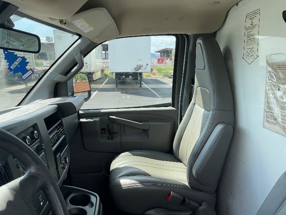 Light Duty Box Truck-Light and Medium Duty Trucks-GMC-2022-Savana G33503-Phoenix-AZ-115,588\n\t\tmiles-$ 26,250 - Image 19