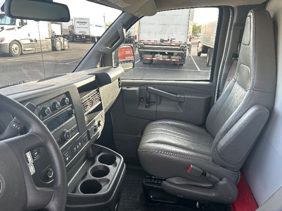 Light Duty Box Truck-Light and Medium Duty Trucks-GMC-2022-Savana G33503-Phoenix-AZ-91,686\n\t\tmiles-$ 29,750 - Image 17