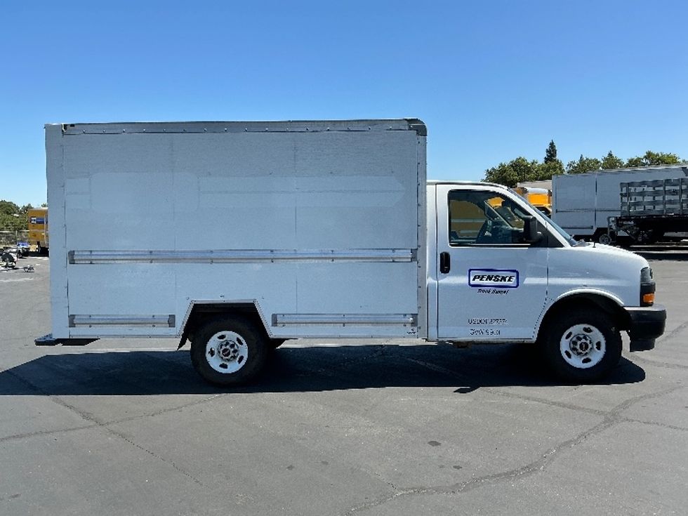 Light Duty Box Truck-Light and Medium Duty Trucks-GMC-2022-Savana G33503-Sacramento-CA-105,686\n\t\tmiles-$ 31,750 - Image 14