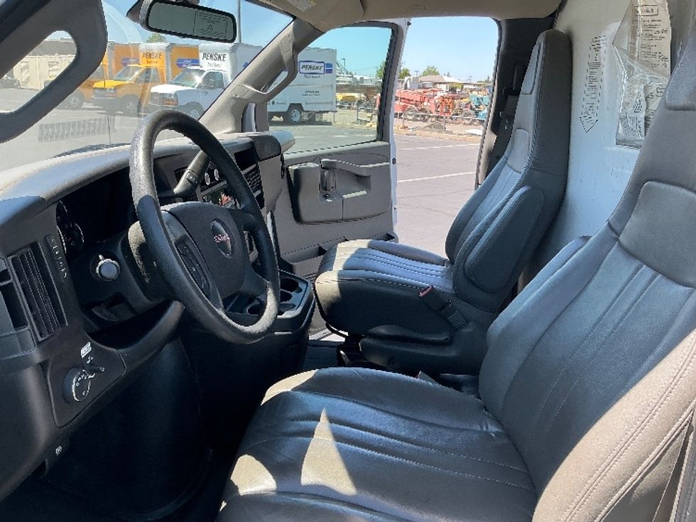 Light Duty Box Truck-Light and Medium Duty Trucks-GMC-2022-Savana G33503-Sacramento-CA-105,686\n\t\tmiles-$ 31,750 - Image 18