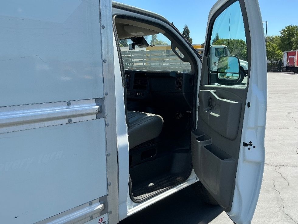 Light Duty Box Truck-Light and Medium Duty Trucks-GMC-2022-Savana G33503-Sacramento-CA-105,686\n\t\tmiles-$ 31,750 - Image 19