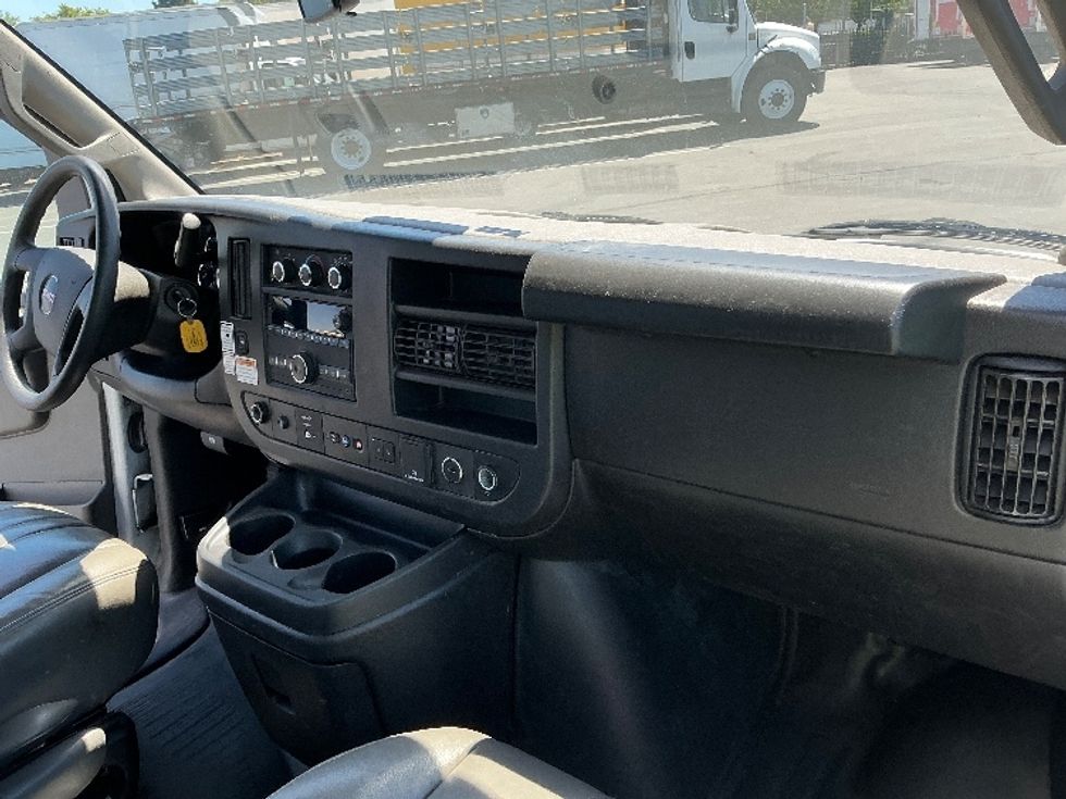 Light Duty Box Truck-Light and Medium Duty Trucks-GMC-2022-Savana G33503-Sacramento-CA-105,686\n\t\tmiles-$ 31,750 - Image 20