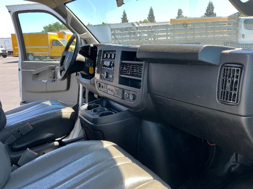 Light Duty Box Truck-Light and Medium Duty Trucks-GMC-2022-Savana G33503-Sacramento-CA-105,686\n\t\tmiles-$ 31,750 - Image 21