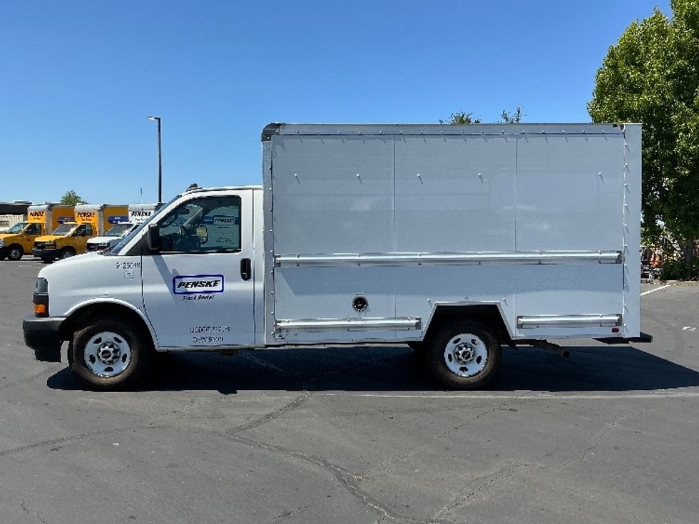 Light Duty Box Truck-Light and Medium Duty Trucks-GMC-2022-Savana G33503-Sacramento-CA-105,686\n\t\tmiles-$ 31,750 - Image 4