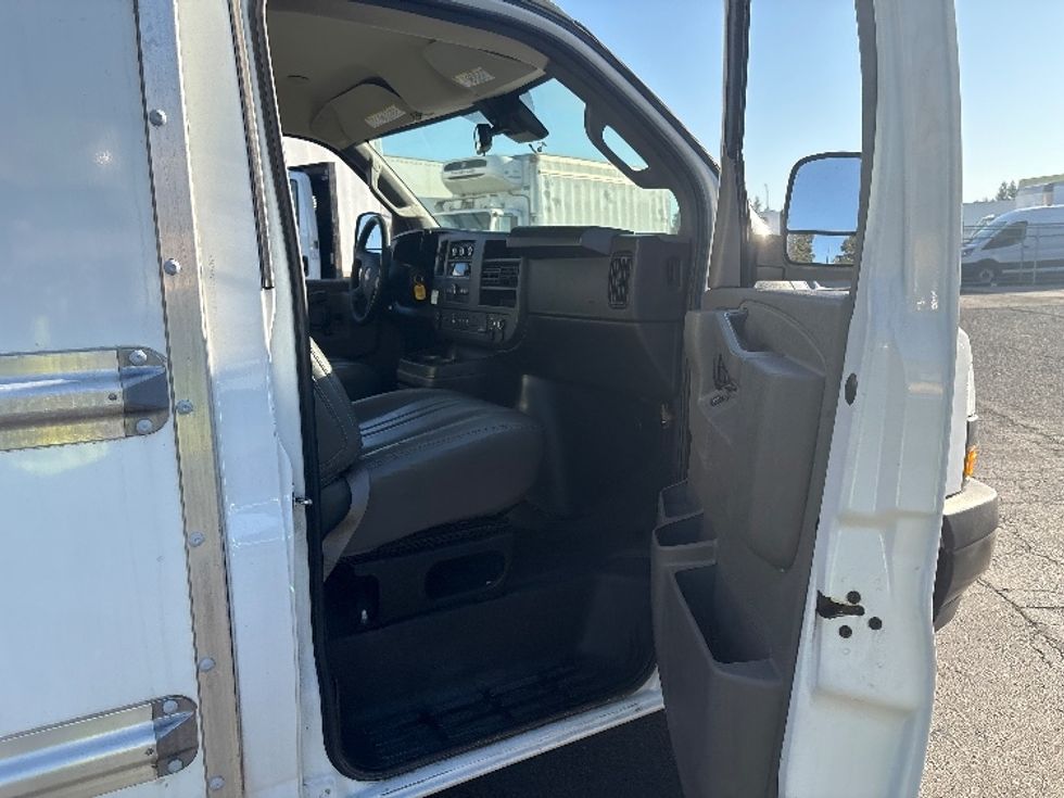Light Duty Box Truck-Light and Medium Duty Trucks-GMC-2022-Savana G33503-West Sacramento-CA-95,079\n\t\tmiles-$ 33,250 - Image 19
