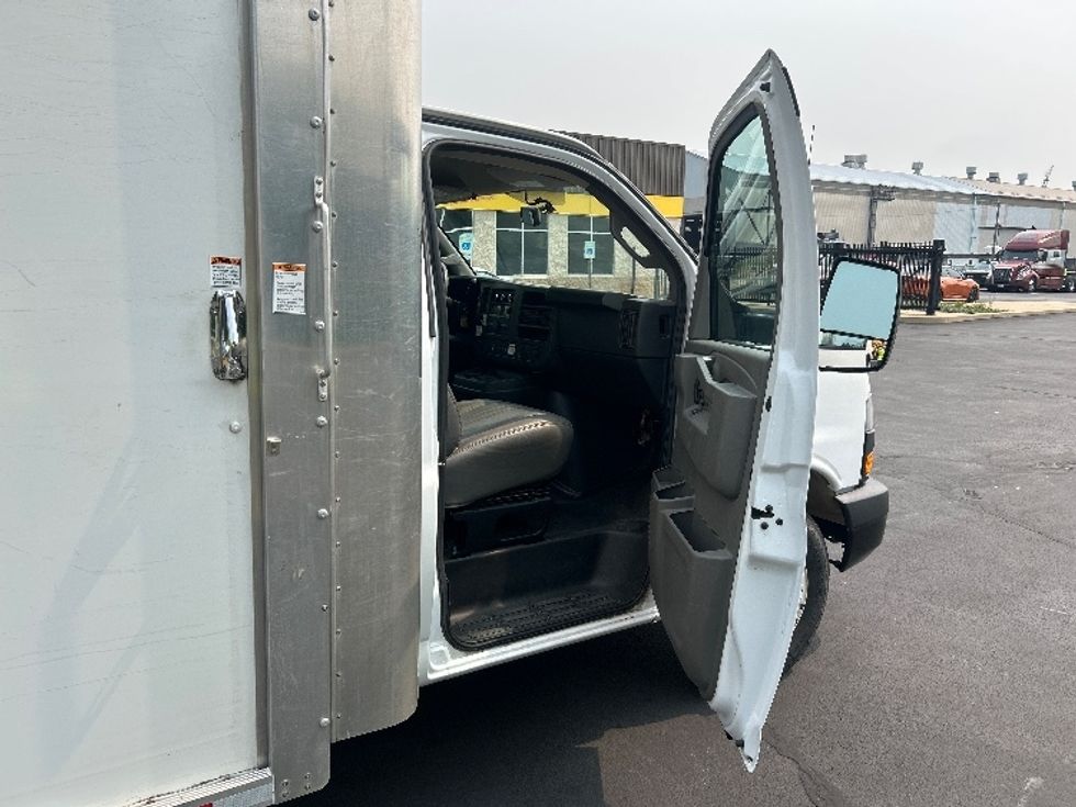 Light Duty Box Truck-Light and Medium Duty Trucks-GMC-2022-Savana G33903-Akron-OH-56,665\n\t\tmiles-$ 39,000 - Image 18