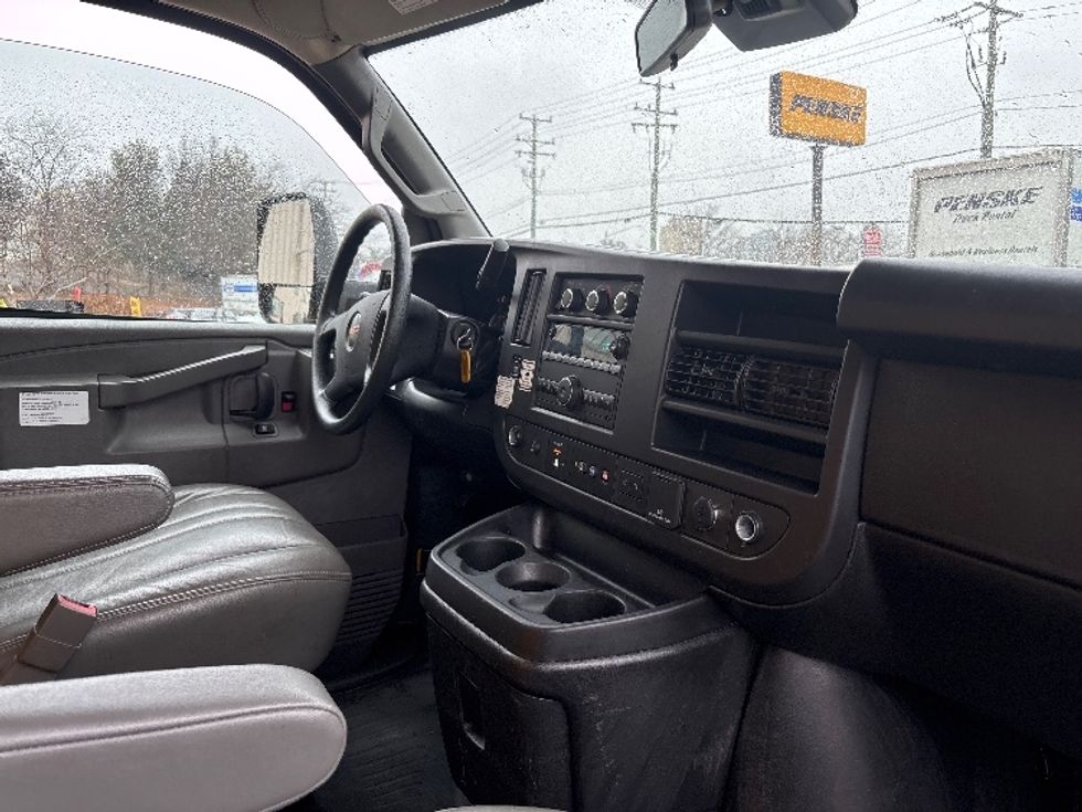 Light Duty Box Truck-Light and Medium Duty Trucks-GMC-2022-Savana G33903-Alexandria-VA-104,914\n\t\tmiles-$ 26,750 - Image 22