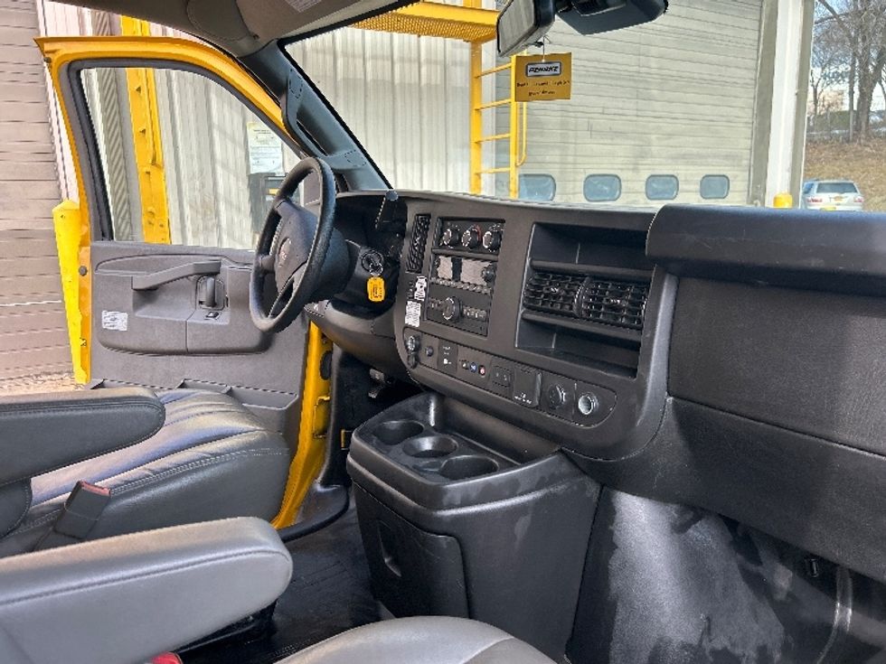 Light Duty Box Truck-Light and Medium Duty Trucks-GMC-2022-Savana G33903-Alexandria-VA-58,793\n\t\tmiles-$ 32,000 - Image 22