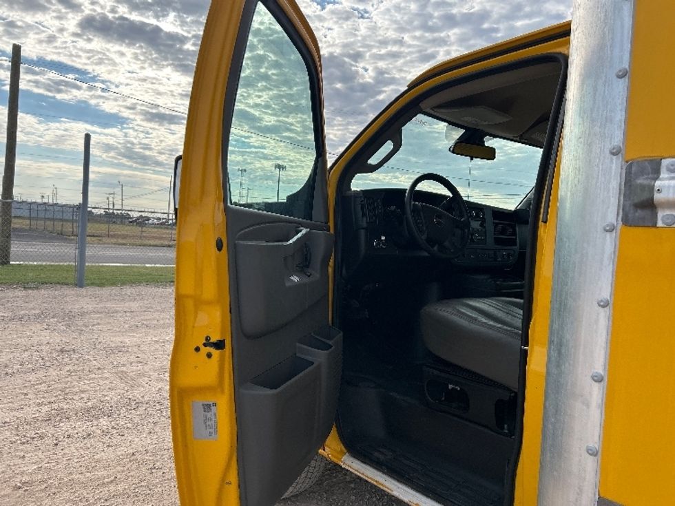 Light Duty Box Truck-Light and Medium Duty Trucks-GMC-2022-Savana G33903-Amarillo-TX-106,735\n\t\tmiles-$ 26,250 - Image 15
