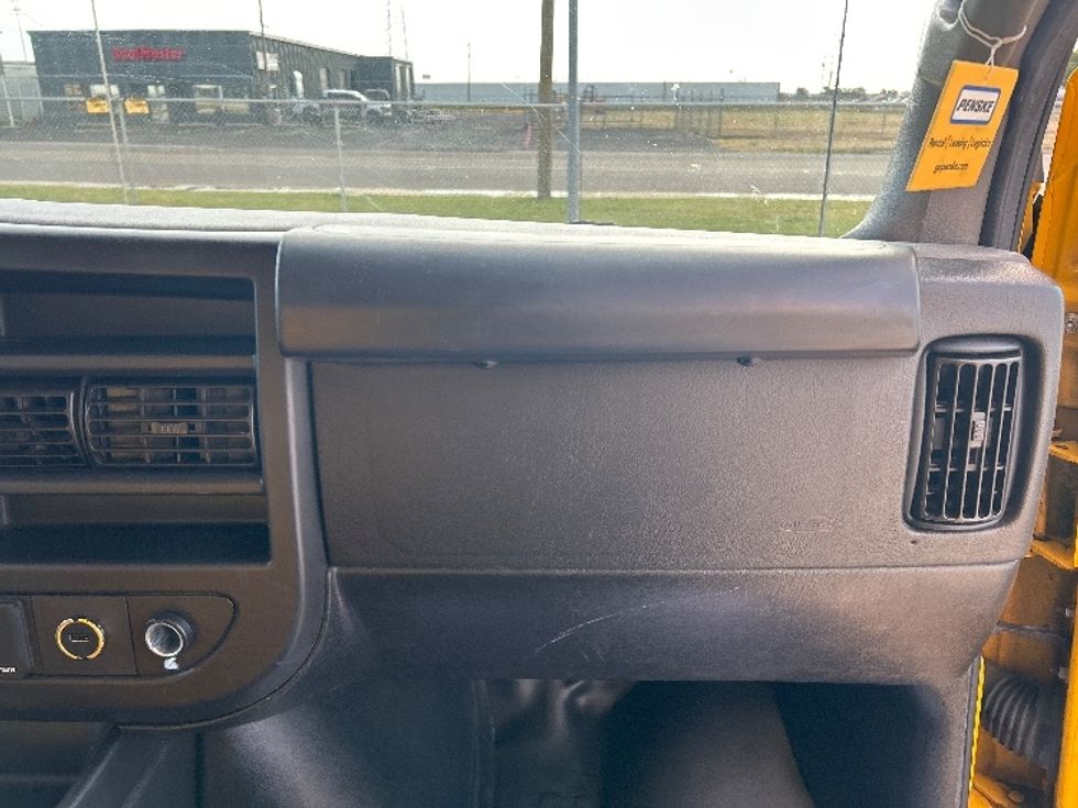 Light Duty Box Truck-Light and Medium Duty Trucks-GMC-2022-Savana G33903-Amarillo-TX-106,735\n\t\tmiles-$ 26,250 - Image 20