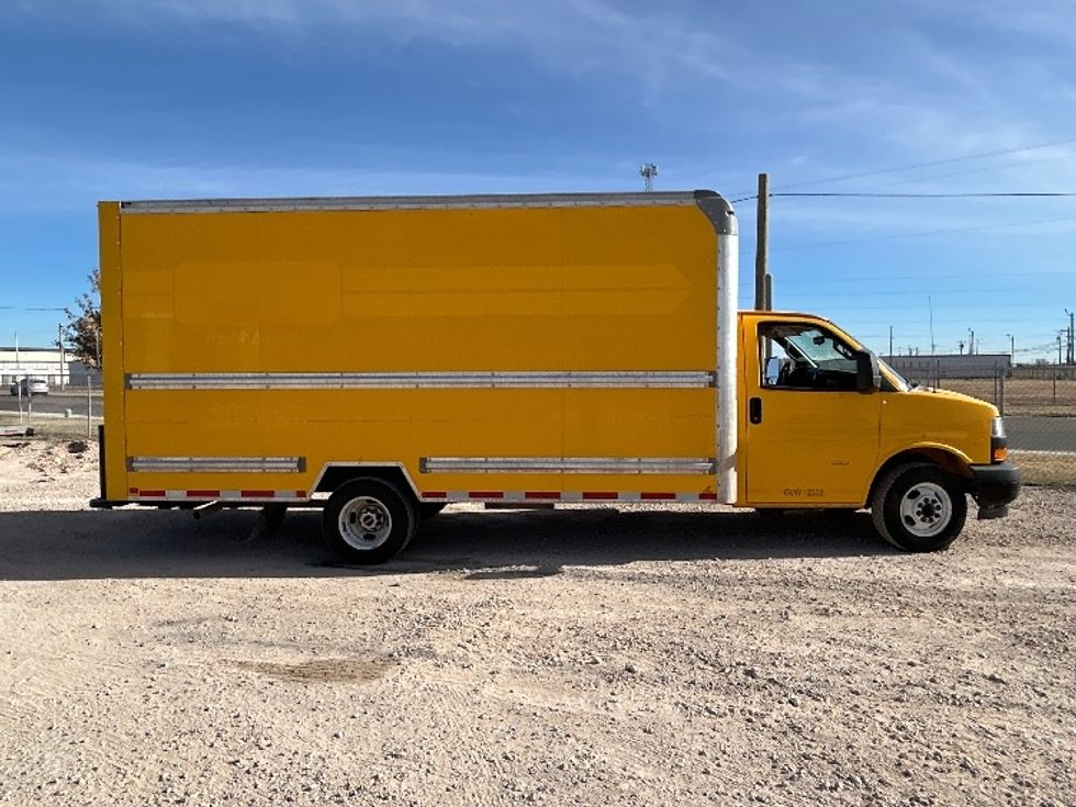 Light Duty Box Truck-Light and Medium Duty Trucks-GMC-2022-Savana G33903-Amarillo-TX-112,119\n\t\tmiles-$ 10,750 - Image 15