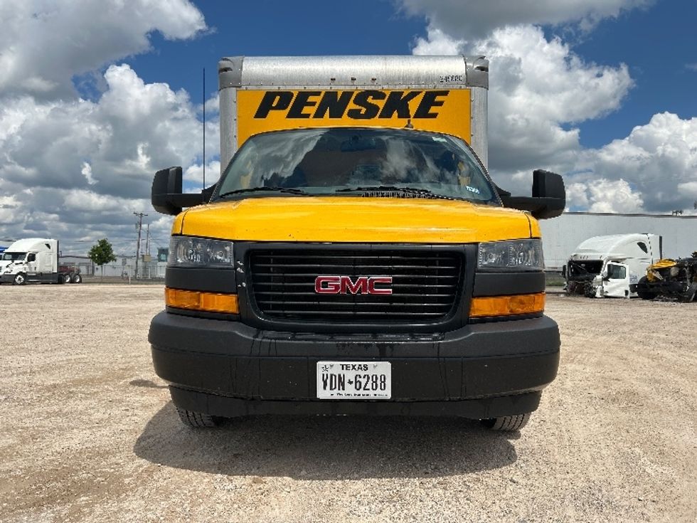 2022 Gmc Savana 3500 Cutaway photo 2