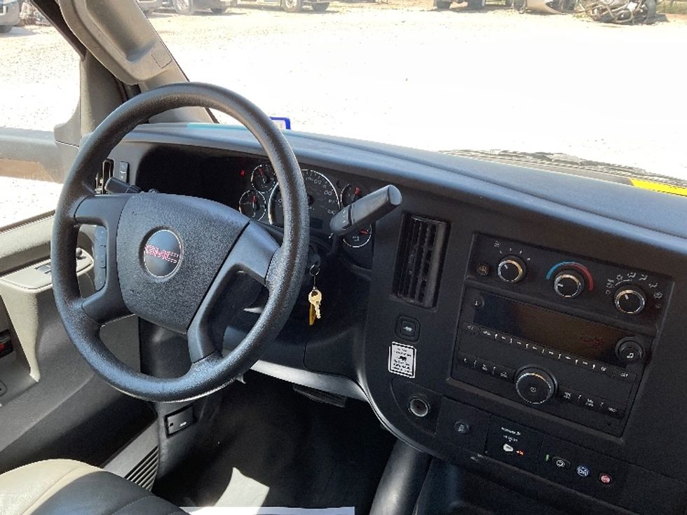 Light Duty Box Truck-Light and Medium Duty Trucks-GMC-2022-Savana G33903-Amarillo-TX-67,045\n\t\tmiles-$ 33,500 - Image 18
