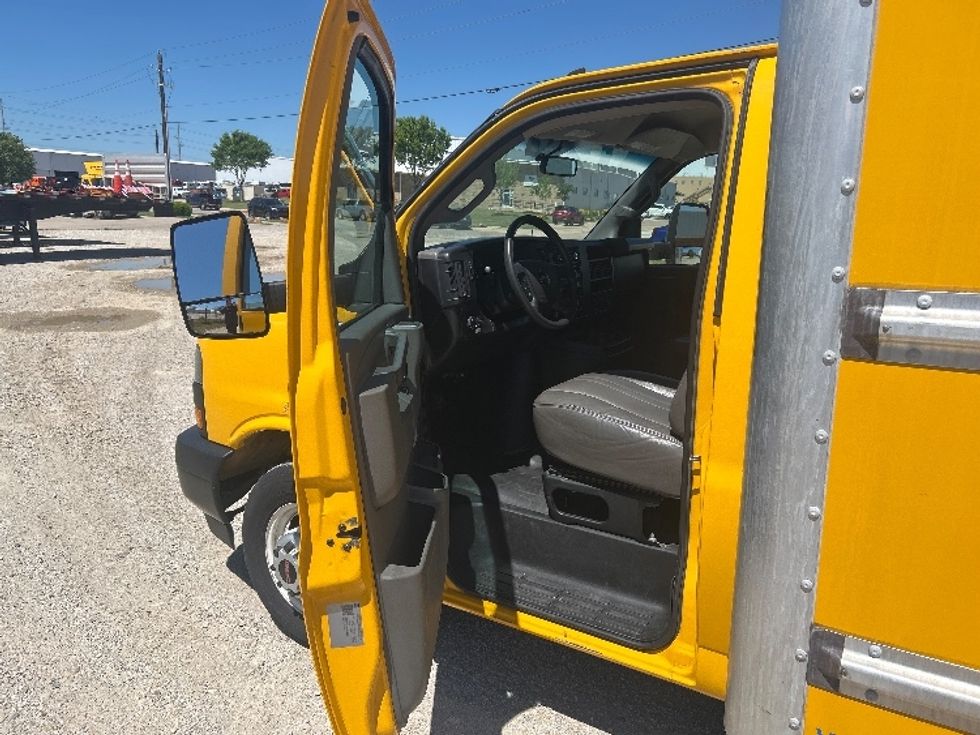 Light Duty Box Truck-Light and Medium Duty Trucks-GMC-2022-Savana G33903-Amarillo-TX-71,233\n\t\tmiles-$ 34,500 - Image 16