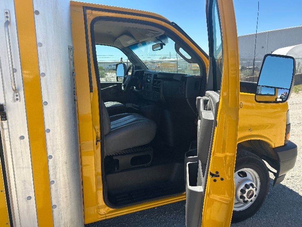Light Duty Box Truck-Light and Medium Duty Trucks-GMC-2022-Savana G33903-Amarillo-TX-71,233\n\t\tmiles-$ 34,500 - Image 20
