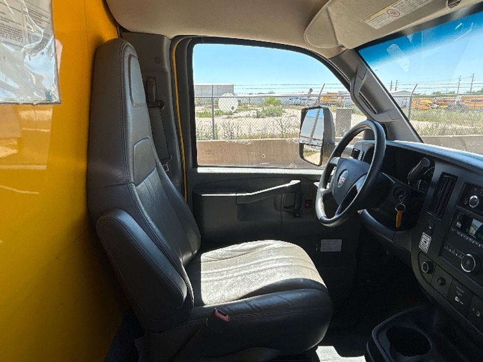 Light Duty Box Truck-Light and Medium Duty Trucks-GMC-2022-Savana G33903-Amarillo-TX-71,233\n\t\tmiles-$ 34,500 - Image 22