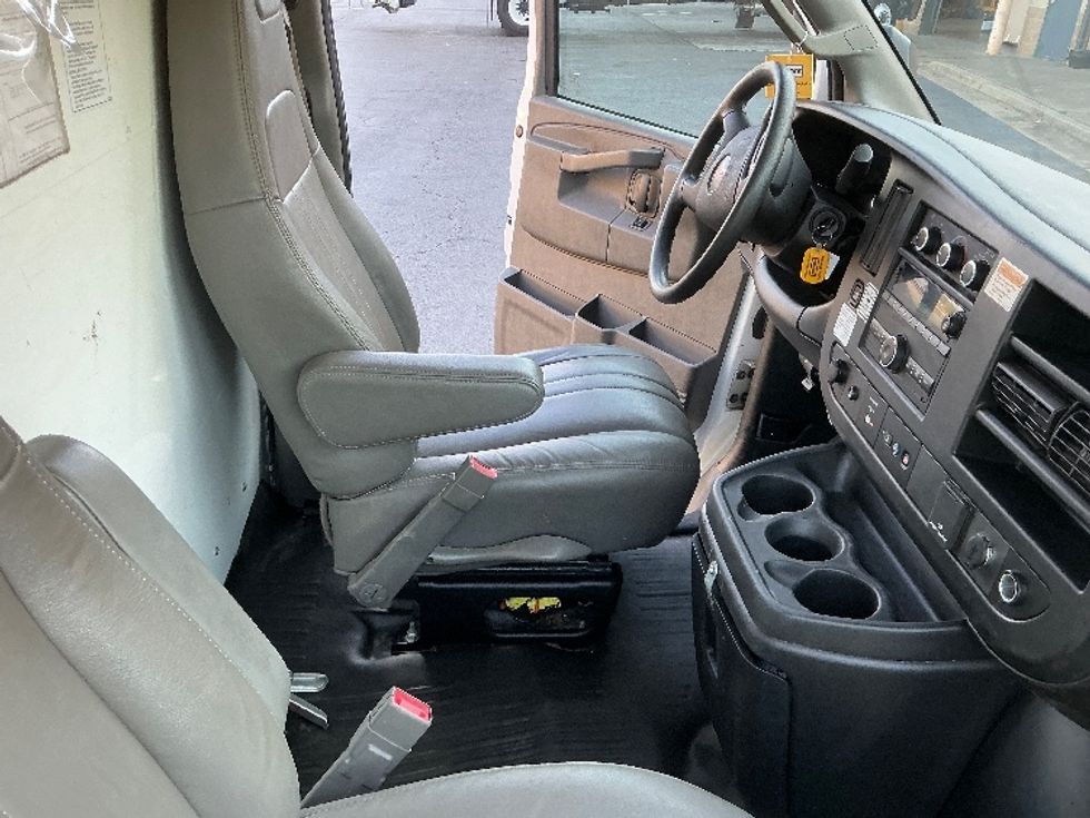 Light Duty Box Truck-Light and Medium Duty Trucks-GMC-2022-Savana G33903-Atlanta (Forest Park)-GA-81,425\n\t\tmiles-$ 35,000 - Image 22