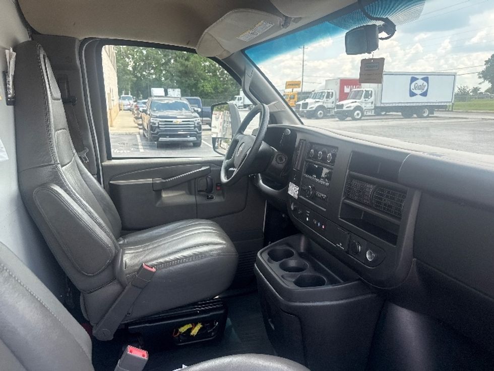 Light Duty Box Truck-Light and Medium Duty Trucks-GMC-2022-Savana G33903-Atlanta (Forest Park)-GA-82,131\n\t\tmiles-$ 34,500 - Image 22