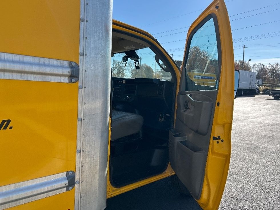 Light Duty Box Truck-Light and Medium Duty Trucks-GMC-2022-Savana G33903-Auburn-MA-115,249\n\t\tmiles-$ 24,500 - Image 16