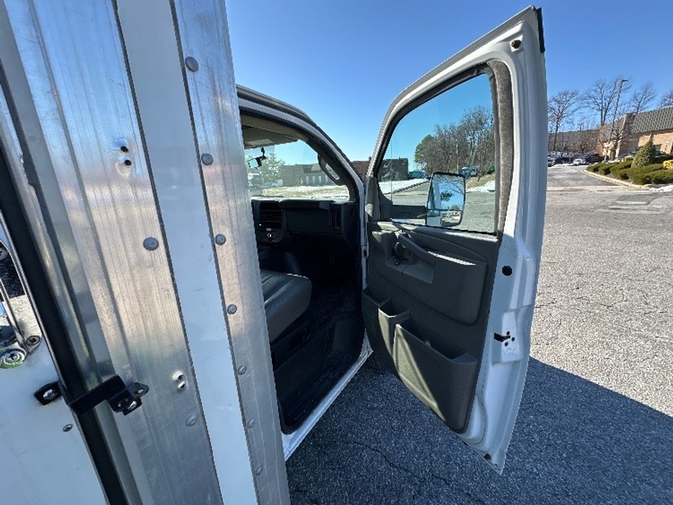 Light Duty Box Truck-Light and Medium Duty Trucks-GMC-2022-Savana G33903-Baltimore-MD-28,212\n\t\tmiles-$ 47,250 - Image 19