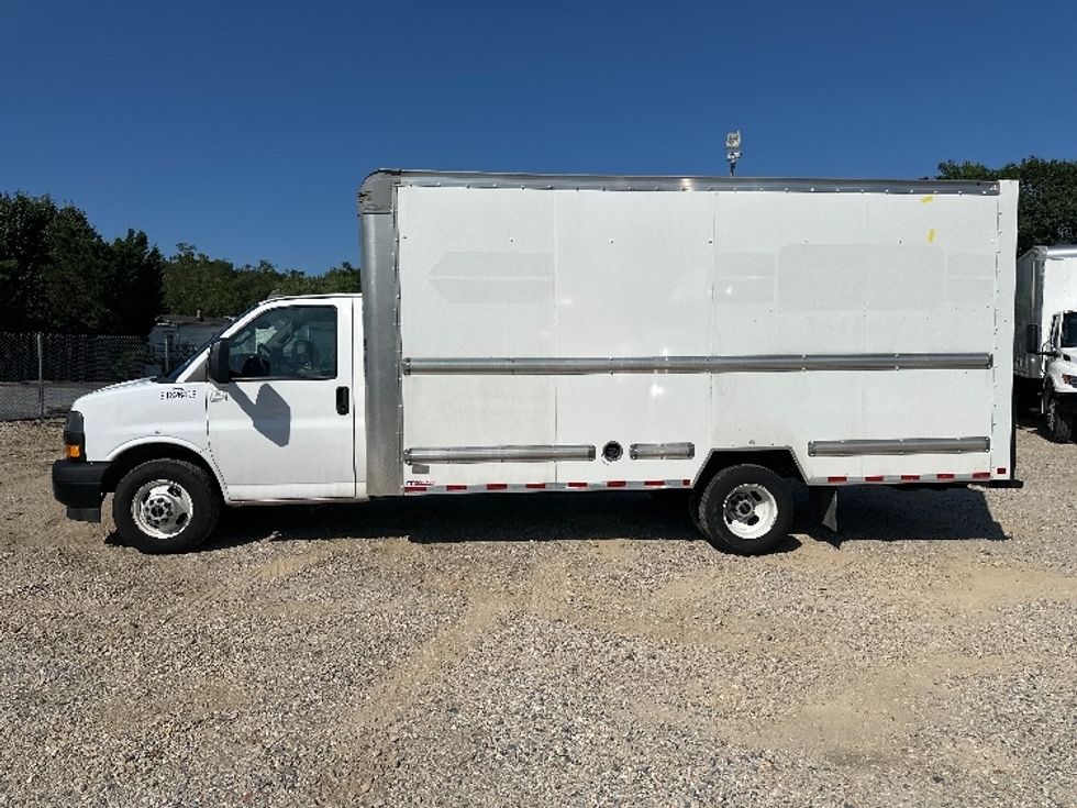 Light Duty Box Truck-Light and Medium Duty Trucks-GMC-2022-Savana G33903-Baltimore-MD-52,542\n\t\tmiles-$ 36,750 - Image 4