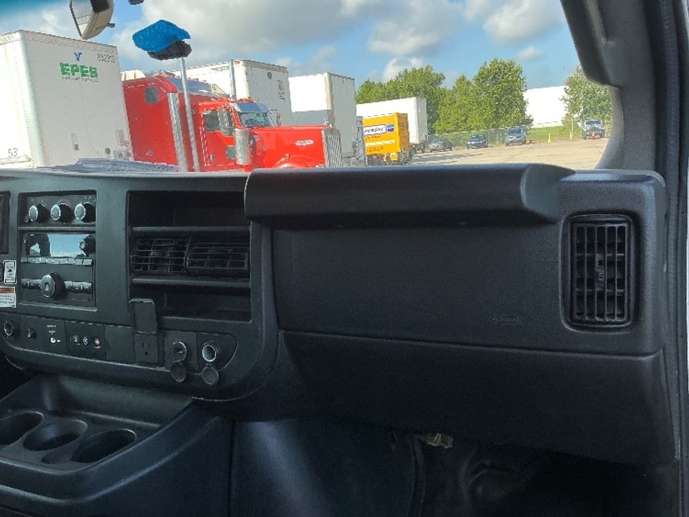Light Duty Box Truck-Light and Medium Duty Trucks-GMC-2022-Savana G33903-Baton Rouge-LA-103,818\n\t\tmiles-$ 35,500 - Image 19