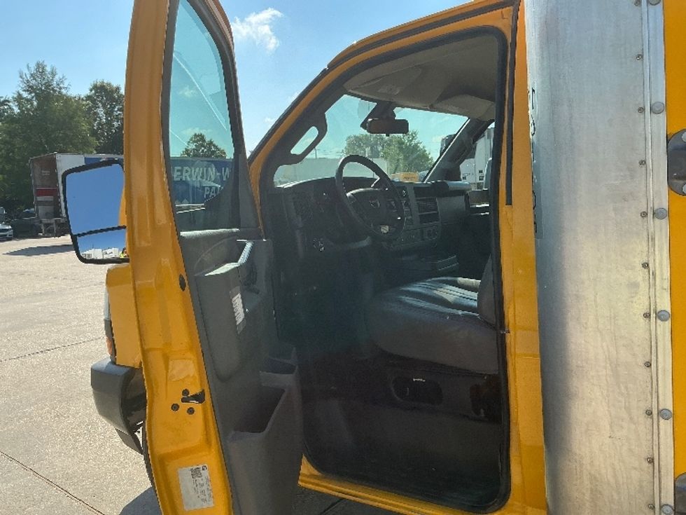 Light Duty Box Truck-Light and Medium Duty Trucks-GMC-2022-Savana G33903-Baton Rouge-LA-99,689\n\t\tmiles-$ 27,500 - Image 16