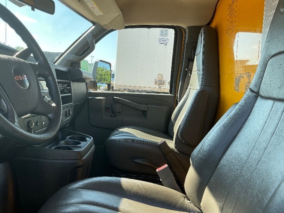 Light Duty Box Truck-Light and Medium Duty Trucks-GMC-2022-Savana G33903-Baton Rouge-LA-99,689\n\t\tmiles-$ 27,500 - Image 19